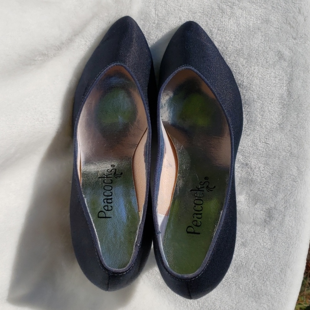 Navy blue small heeled pumps.